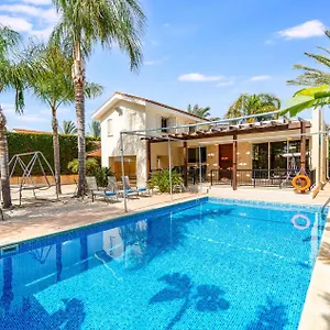 https://villa-happiness.hotelsatayianapa.com